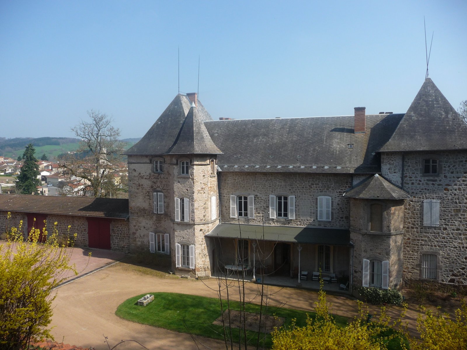 Façade et parc du Château de Chambost