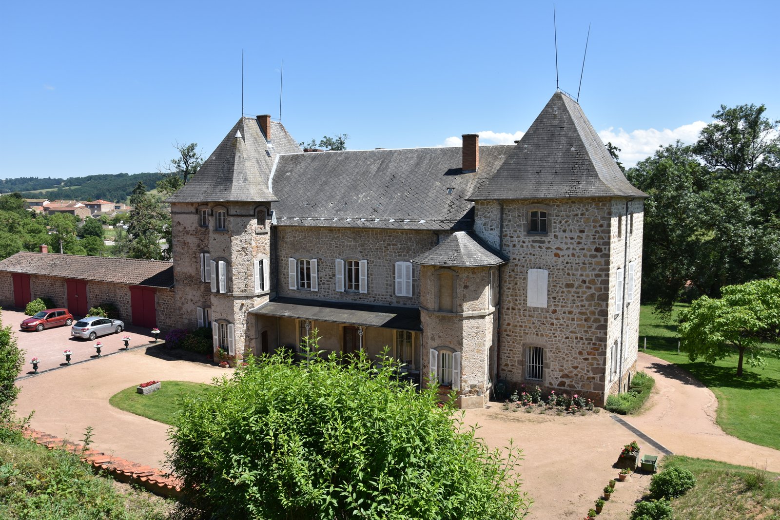 Façade du Château de Chambost vue du parc