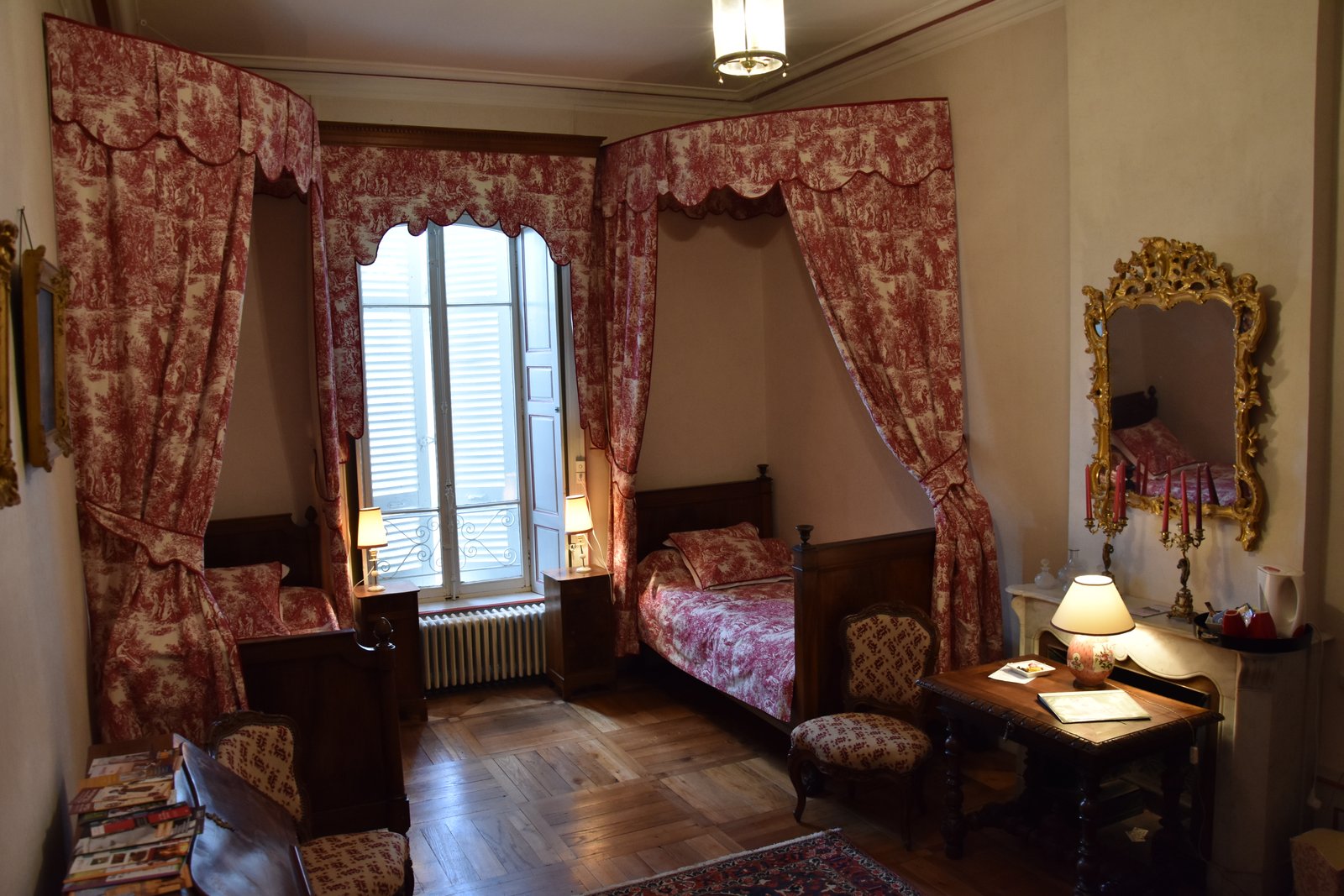La chambre de Tante Marie, lits à baldaquin en toile de Jouy rouge